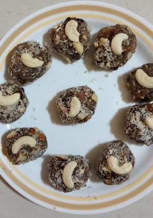 ડ્રાયફ્રુટ લાડુ(Dryfruit Ladoo Recipe in Gujarati) રેસીપી મુખ્ય ફોટો