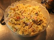 Una foto de ensalada de pasta con restos