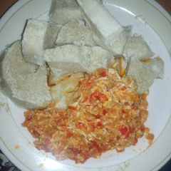 A picture of Boiled yam & egg sauce.