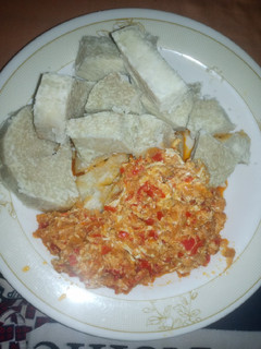 A picture of Boiled yam & egg sauce.