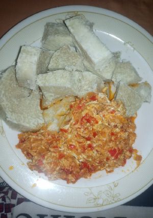 A picture of Boiled yam & egg sauce.