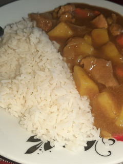 Una foto de Cerdo al curry con arroz