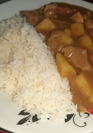 Una foto de Cerdo al curry con arroz