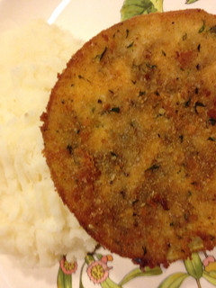 Una foto de Milanesa de berenjenas con puré de papas