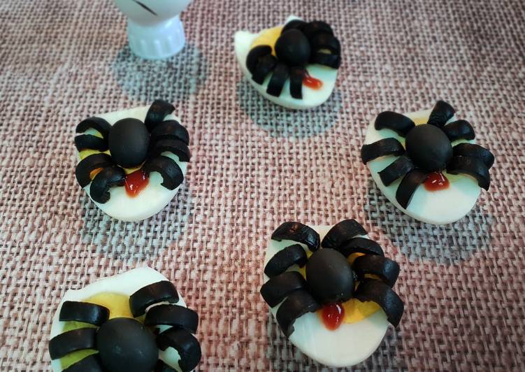 How to Prepare Super Quick Homemade Halloween spooky spider deviled eggs