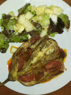 Una foto de Abanico de berenjenas con salsa de tomate, mozzarella y ensalada con melón