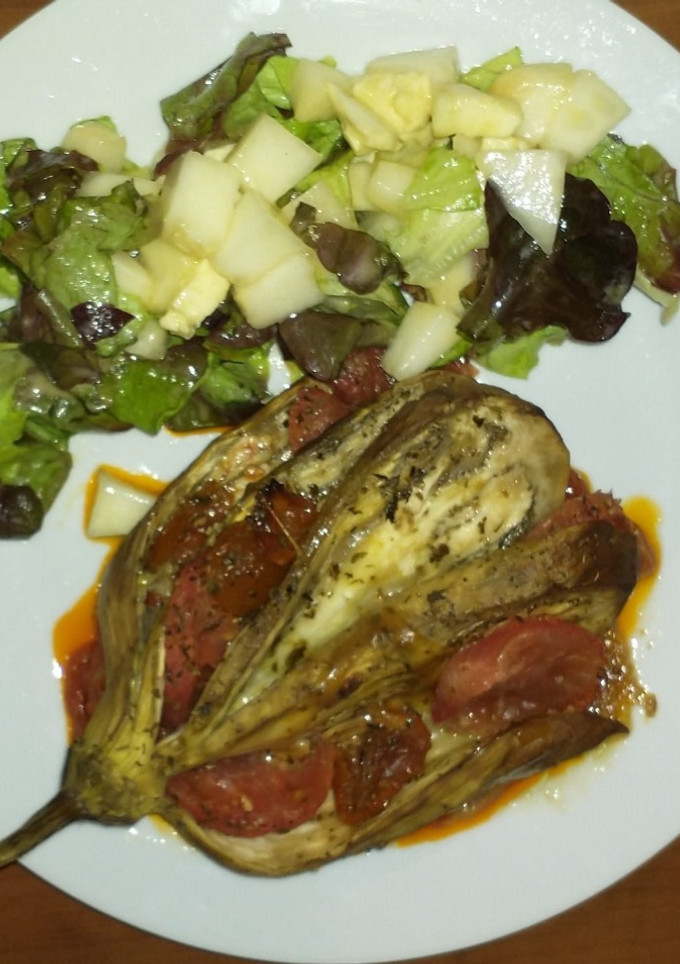 Una foto de Abanico de berenjenas con salsa de tomate, mozzarella y ensalada con melón
