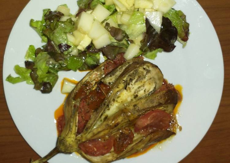 Abanico de berenjenas con salsa de tomate, mozzarella y ensalada con melón