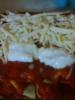 Una foto de Canelones de verdura, salsa blanca y tuco de carne