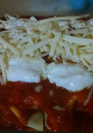 Una foto de Canelones de verdura, salsa blanca y tuco de carne