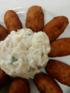 Una foto de Croquetas de pollo y croquetas de roquefort con atún