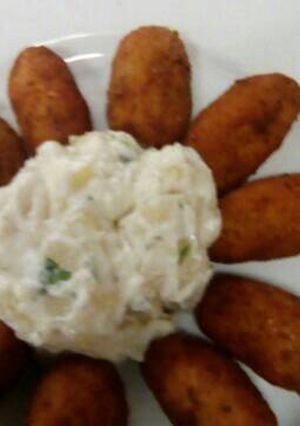 Foto principal de Croquetas de pollo y croquetas de roquefort con atún