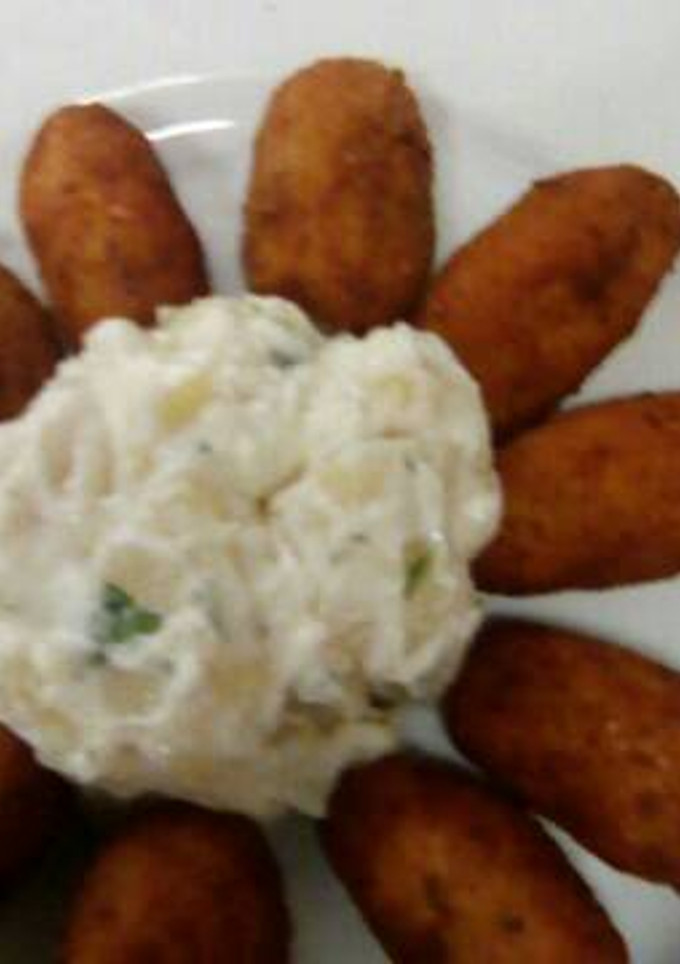 Una foto de Croquetas de pollo y croquetas de roquefort con atún