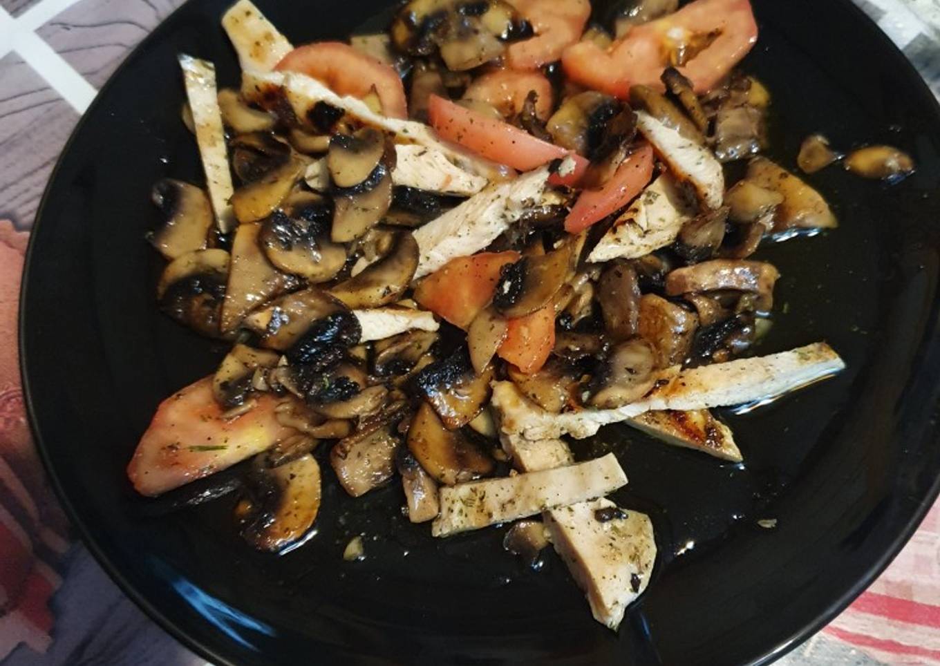 Ensalada de tomate champiñones y pollo