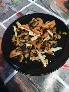 Una foto de Ensalada de tomate champiñones y pollo