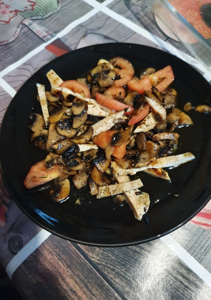 Una foto de Ensalada de tomate champiñones y pollo