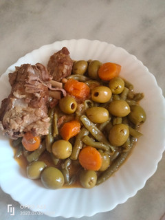 صورة لوصفة طاجين اللحم والفاصولياء الخضراء والزيتون🇩🇿