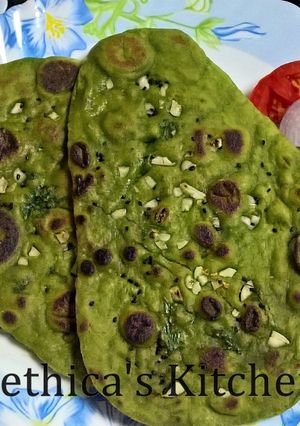 A picture of Spinach Garlic Naan.