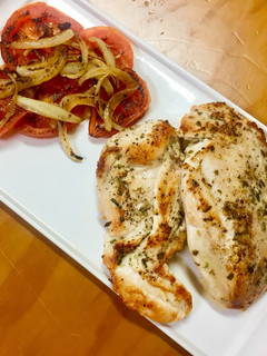 Una foto de Pechuga de pollo, con ensalada asá
