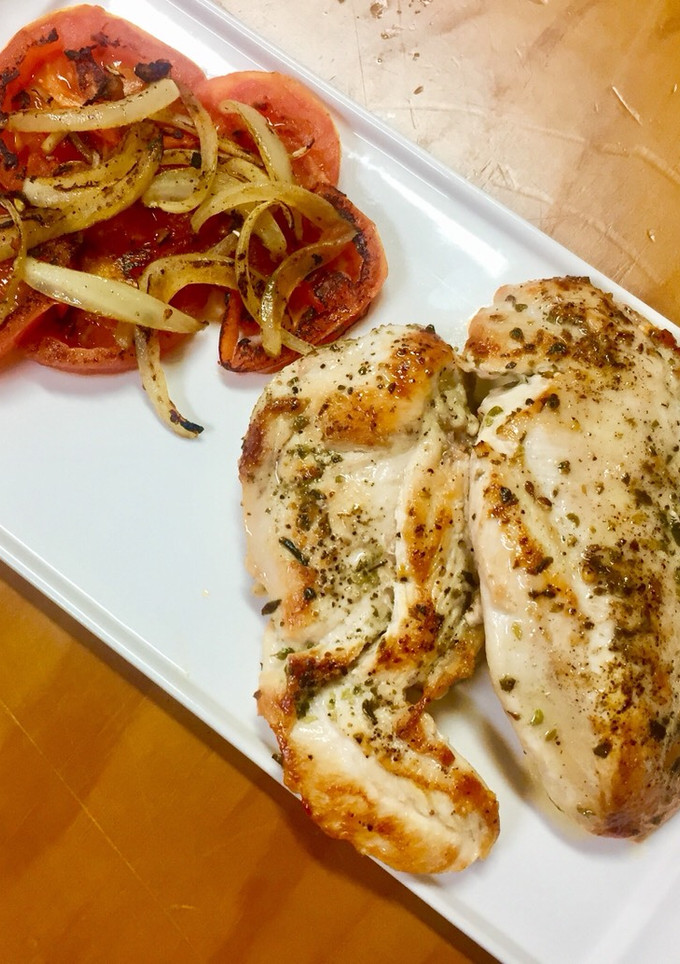 Una foto de Pechuga de pollo, con ensalada asá