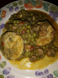 Una foto de Rodajas de merluza en salsa con verduras y huevo