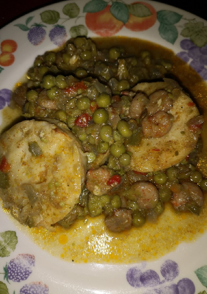 Una foto de Rodajas de merluza en salsa con verduras y huevo