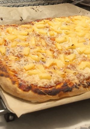 Une photo de Pizza ananas jambon gruyère