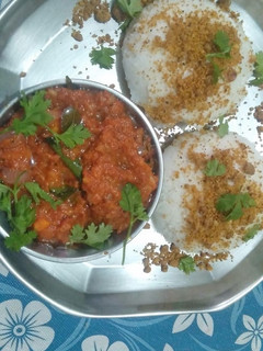 பூண்டு தக்காளி சட்னி உடன் நிலக்கடலை பொடி இட்லி (Poondu thakkaali chutney recipe in tamil) செய்முறை முக்கிய புகைப்படம்