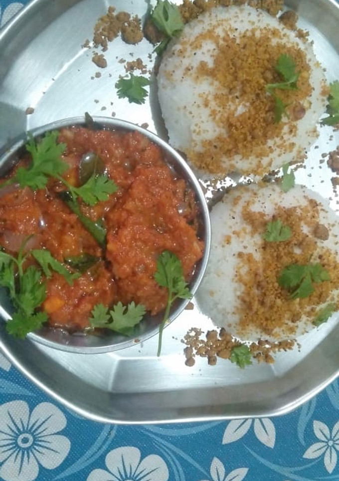 பூண்டு தக்காளி சட்னி உடன் நிலக்கடலை பொடி இட்லி (Poondu thakkaali chutney recipe in tamil) செய்முறை முக்கிய புகைப்படம்