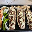 Canoas de berenjenas decoradas con vegetales