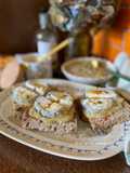Tartine à la Compotée de Rhubarbe au Thym et Fromage de Chèvre