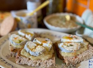Une photo de Tartine à la Compotée de Rhubarbe au Thym et Fromage de Chèvre