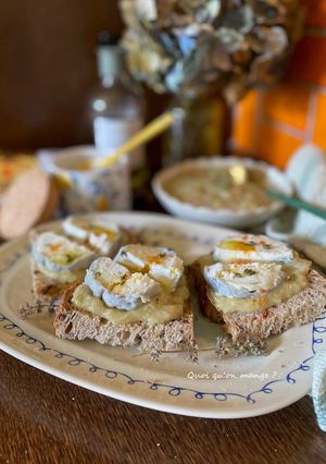 Une photo de Tartine à la Compotée de Rhubarbe au Thym et Fromage de Chèvre