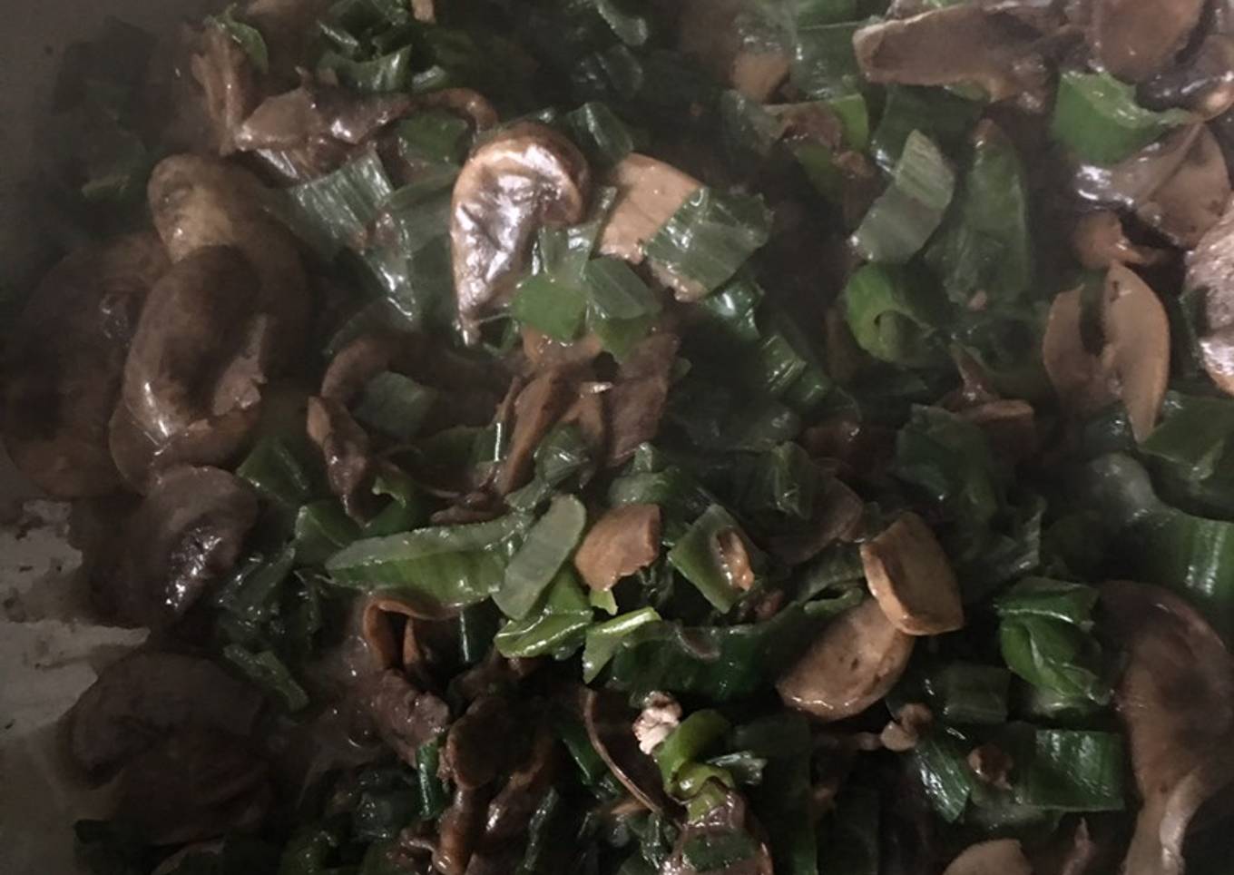 Pencas de cebollas con champiñones