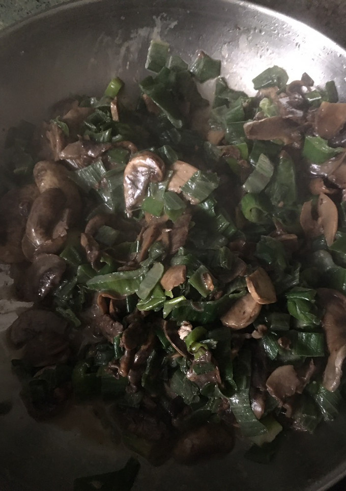 Una foto de Pencas de cebollas con champiñones