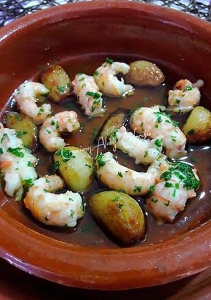 Una foto de Cigalitas y ajos macerados en aceite de oliva confitados