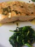 Salmón a la manteca de hierbas y su guarnición