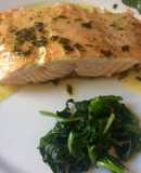 Salmón a la manteca de hierbas y su guarnición