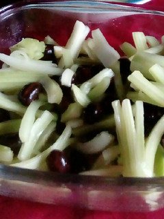 Una foto de Ensalada de apio con aceitunas