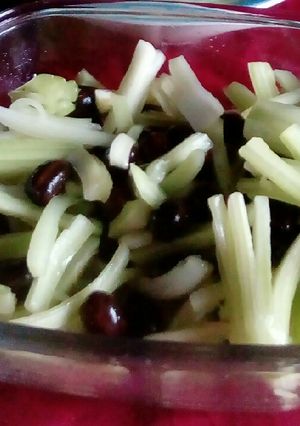 Una foto de Ensalada de apio con aceitunas