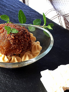 Foto di Polpette di melanzane, feta e menta su crema di ceci alle noci