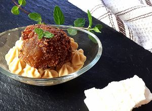Foto di Polpette di melanzane, feta e menta su crema di ceci alle noci