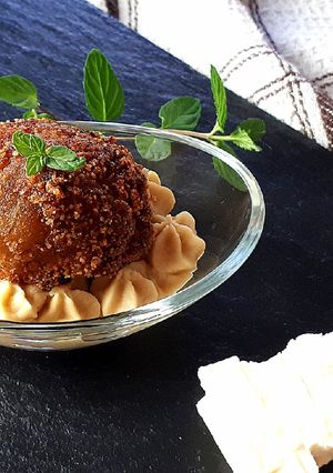 Foto di Polpette di melanzane, feta e menta su crema di ceci alle noci