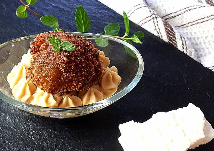 Polpette di melanzane, feta e menta su crema di ceci alle noci