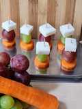 Pinchitos de queso de cabra tipo Feta con uvas y zanahoria 🍇🧀🥕 "Uvas y queso saben a beso" 🍇 🧀	= 😘