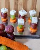 Pinchitos de queso de cabra tipo Feta con uvas y zanahoria 🍇🧀🥕 "Uvas y queso saben a beso" 🍇 🧀	= 😘