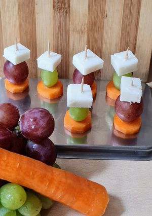 Una foto de Pinchitos de queso de cabra tipo Feta con uvas y zanahoria 🍇🧀🥕 "Uvas y queso saben a beso" 🍇 🧀 = 😘