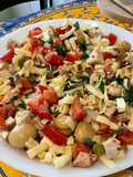 Salade de pâtes au porc, tomates, champignons, feta et cornichons