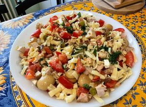 Une photo de Salade de pâtes au porc, tomates, champignons, feta et cornichons