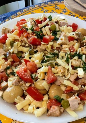 Une photo de Salade de pâtes au porc, tomates, champignons, feta et cornichons